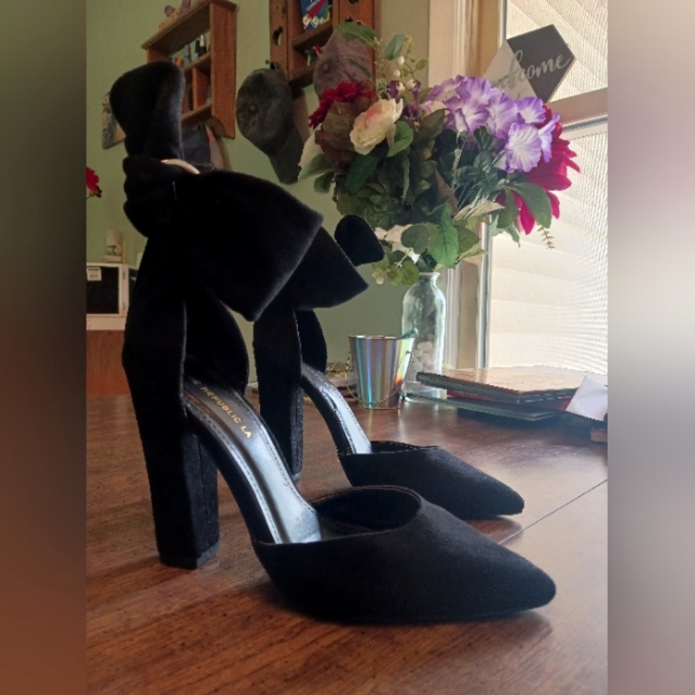 SHOE REPUBLIC LA WOMEN'S HEELS SIZE 8 IN BLACK SIDES ARE ADJUSTABLE